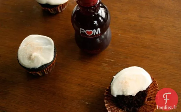 Cupcakes Au Chocolat Pom Avec Glaçage Au Fromage À La Crème À La Vanille
