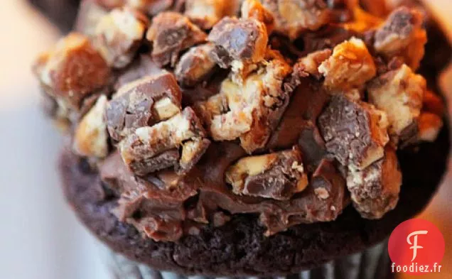 Cupcakes Décadents Snickers Fourrés À La Mousse Au Chocolat