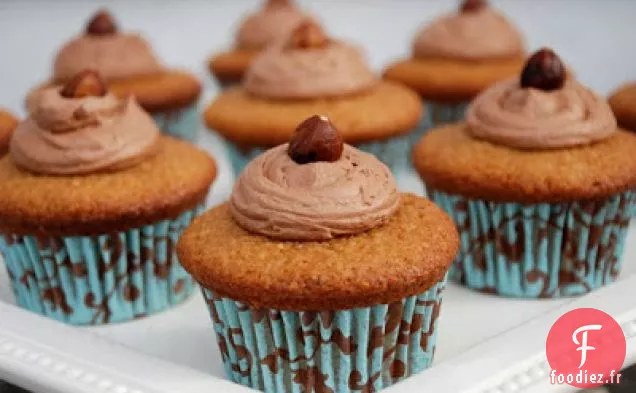 Cupcakes Aux Noix D'Oeuf Et Aux noisettes Avec Glaçage À La Crème Au Beurre Au Nutella