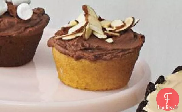 Cupcakes Jaunes Avec Glaçage À La Crème Sure Au Chocolat Et Grillés