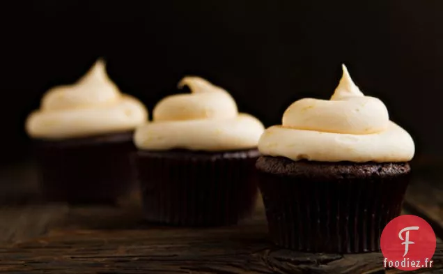 Cupcakes Au Chocolat Avec Glaçage À L'Orange