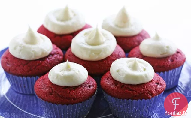 Cupcakes En Velours Rouge Avec Glaçage Au Fromage À La Crème