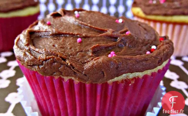 Cupcakes Jaunes remplis De Confiture Avec Glaçage Au Fudge