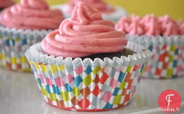Cupcakes Au Chocolat Avec Garniture Et Glaçage Aux Framboises
