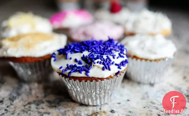 Cupcakes Basiques à la Vanille avec Glaçage au Fromage à la Crème à la Vanille