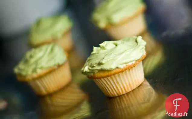 Crème Au Beurre Au Chocolat Blanc Matcha Menthe Sur Cupcakes À La Noix De Coco
