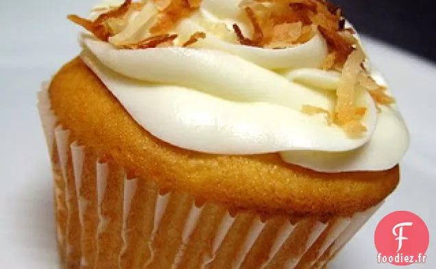 Cupcakes Blancs Basiques À La Crème Au Beurre De Noix De Coco