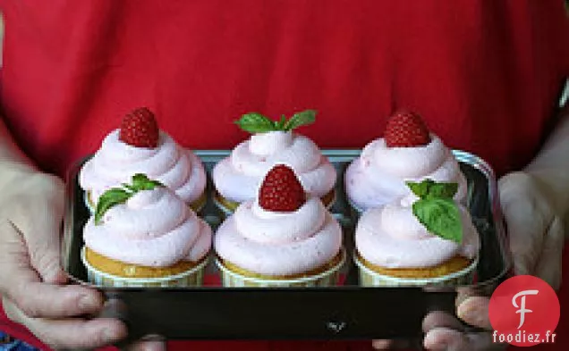 Cupcakes Fourrés À La Crème De Basilic Et À La Crème De Menthe Avec Mouss À La Framboise