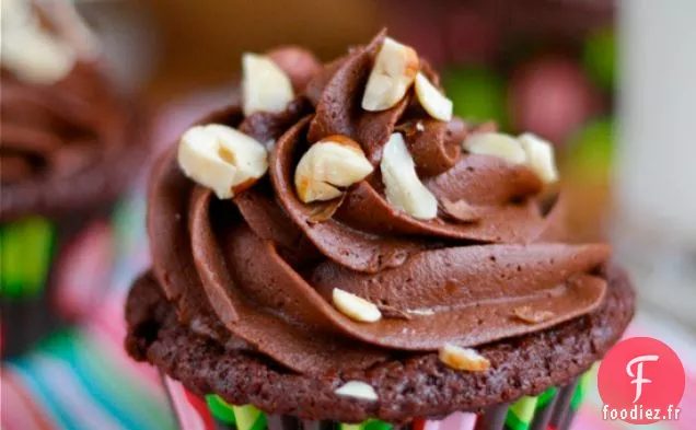 Cupcakes Au Chocolat Double Avec Crème Au Beurre Au Chocolat Noir