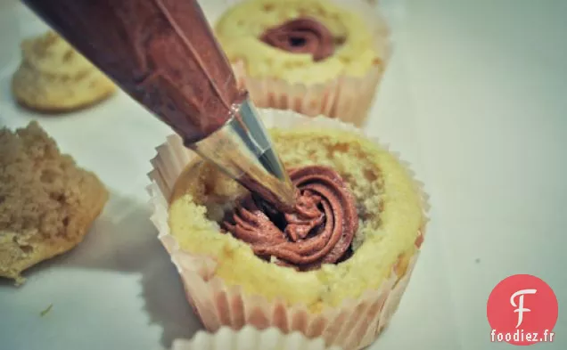 Cupcakes à la vanille fourrés à la mousse au chocolat