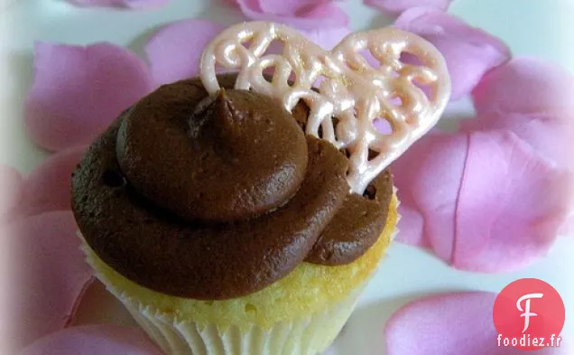 Cupcakes De La Saint-Valentin Avec Coeurs En Chocolat Blanc (rose)