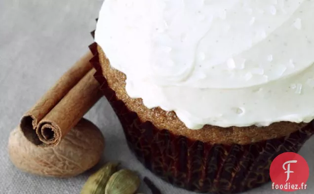 Cupcakes au Chai Latte Épicé à la Crème au Beurre à la Meringue Suisse à la Cannelle