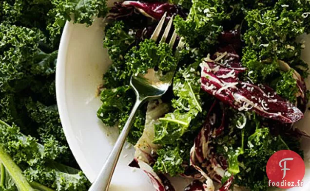 Salade de Chou Frisé et Radicchio avec Vinaigrette César Cassée