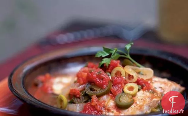 Filetes de Pescado a la Veracruzana (Filets de Poisson Braisés aux Tomates, Câpres, Olives et Herbes)