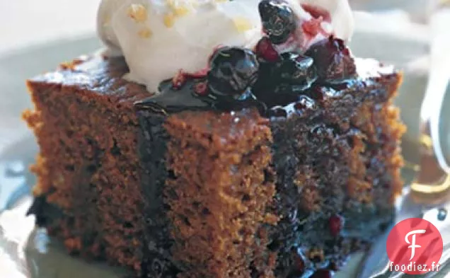 Gâteau au Pain d'Épice à la Sauce aux Myrtilles