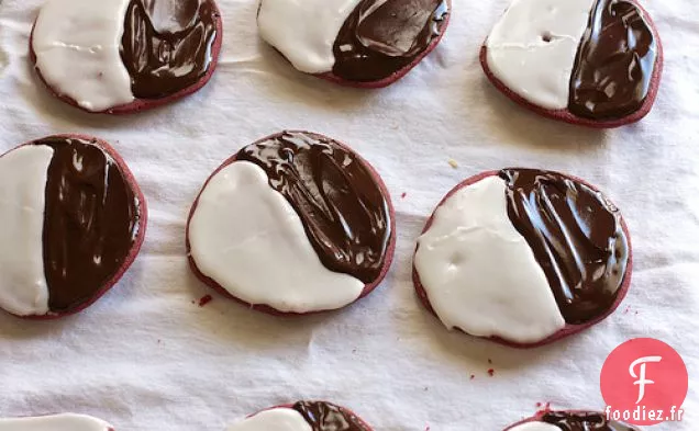 Biscuits Noirs Et Blancs En Velours Rouge
