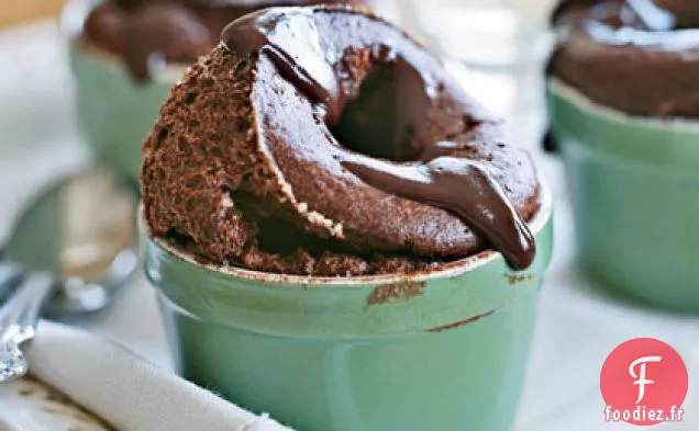 Double Soufflé au Chocolat avec Sauce Fudge Chaude
