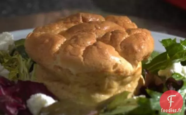Soufflé Au Fromage De Chèvre Cuit Deux Fois Sur Un Lit De Légumes Verts Mélangés Recette
