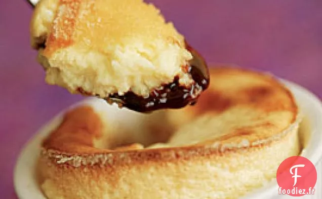 Gâteaux Soufflés Au Chocolat Blanc À La Sauce Framboise-chocolat