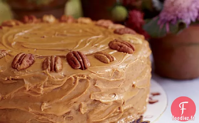 Gâteau aux Pacanes et Épices avec Glaçage au Caramel