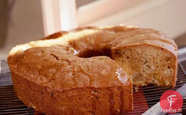 Gâteau aux Pommes et aux Épices avec Glaçage au Caramel