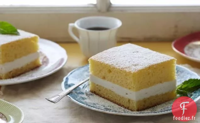 Gâteau Éponge Doré avec Garniture Crémeuse