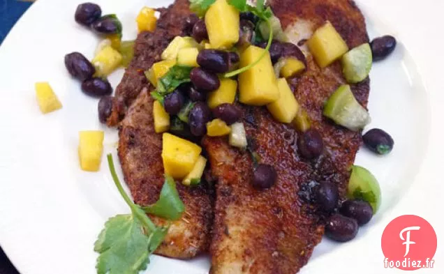 Tilapia Frotté Aux Épices Avec Salsa De Haricots Noirs, Mangue Et Tomatillo