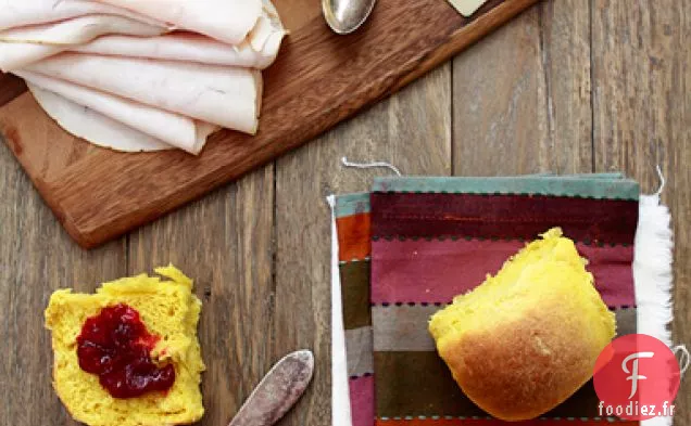 Restes De Sandwichs À La Dinde Sur Des Rouleaux De Patates Douces