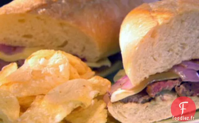 Sandwichs au Steak avec Mayo au Miel et à l'Ail et Oignons Rouges Poêlés
