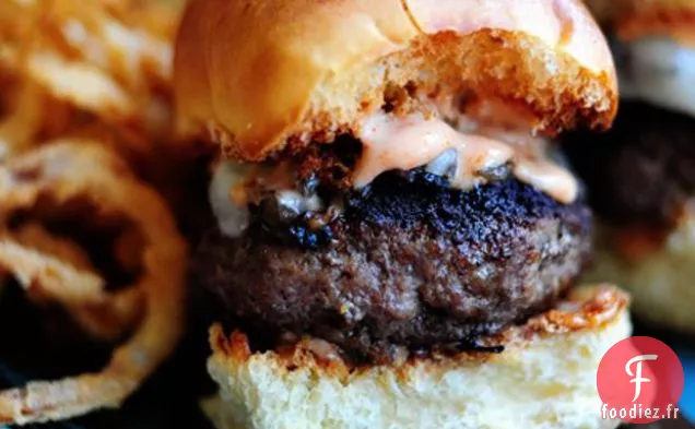 Curseurs Aux Champignons Et Suisses Avec Sauce À Frire Épicée