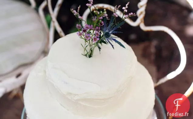 Gâteau De Mariage Classique Avec Garniture Aux Framboises Et Glaçage À La Crème Au Beurre