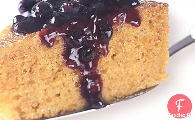 Gâteau À La Semoule De Maïs Avec Sauce Aux Myrtilles