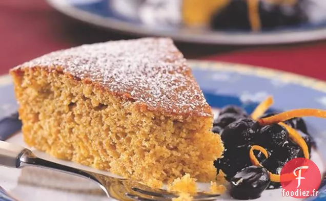 Gâteau À L'Huile D'Olive Et À La Semoule De Maïs Avec Sauce Aux Myrtilles Et Au Vin Rouge