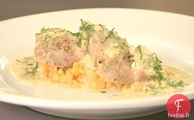 Spaetzle de Poivron Rouge à la Sauce à la Crème de Moutarde avec Saucisse