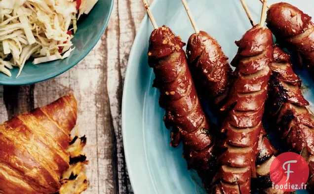 Hot-Dogs croisés sur des Croissants grillés