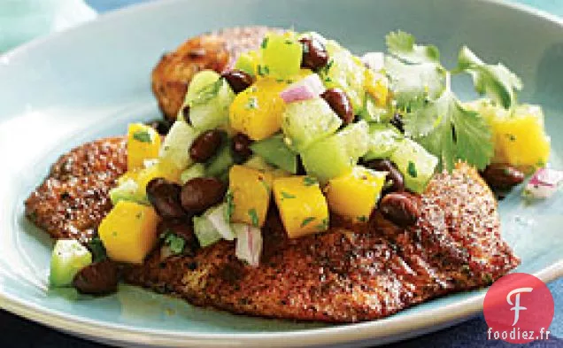 Tilapia aux Épices Avec Salade De Tomatillo, Haricots Noirs Et Mangue