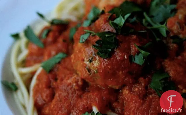Spaghetti Aux Boulettes De Poisson Dans Une Sauce Épicée Au Poivron Rouge