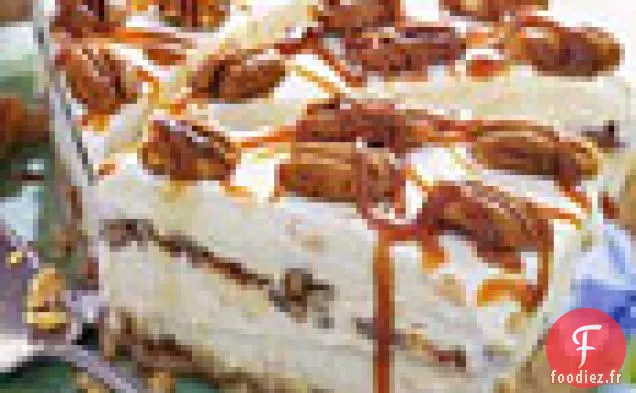 Tarte à la Crème Glacée aux Pêches et aux Pacanes avec Sauce au Caramel