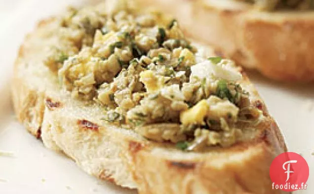 Bruschetta À La Tapenade D'Olives Vertes Rustiques