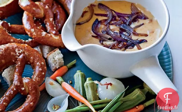 Fondue Gouda, Pancetta et Oignons aux Bretzels