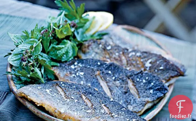 Truite Poêlée avec Salade d'Herbes Fraîches