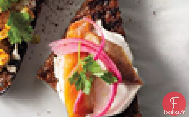 Truite Fumée, Crème Fraîche et Oignon Mariné