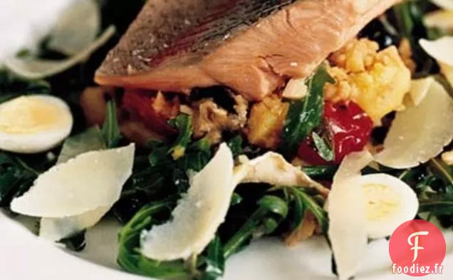 Truite De Mer Pochée Avec Pommes De Terre Nouvelles Écrasées, Parmesan Et Roquette