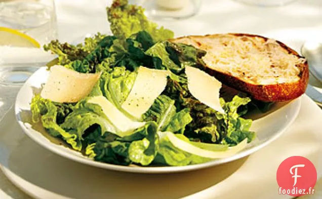 Salade César aux Feuilles Rouges et Croûtons de Parmesan grillés