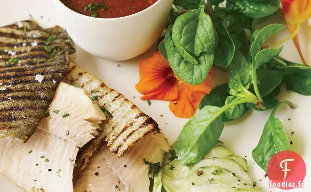 Truite Grillée à la Sauce Tomatillo Fumée et Salade de Concombre