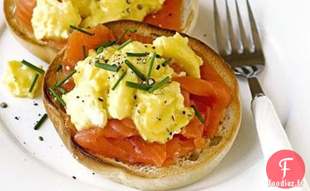 Bagels aux Œufs Brouillés, Truite Fumée et Ciboulette