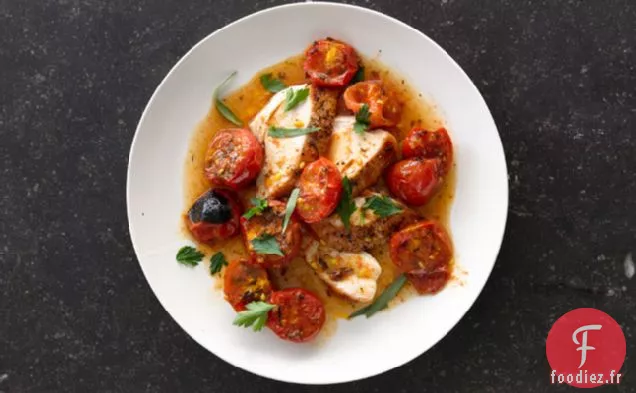 Poulet Aux Tomates Rôties Aux Herbes Et Sauce À La Poêle