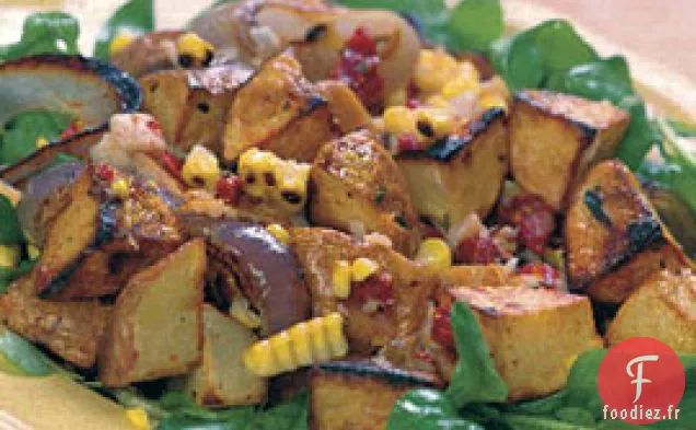 Salade De Pommes De Terre Grillées, Maïs Et Oignons Rouges Sur Roquette