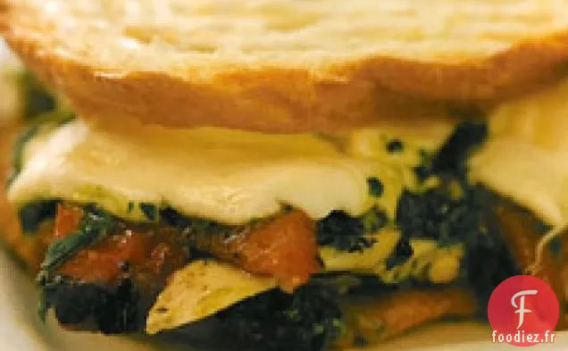 Poitrine De Poulet Aux Poivrons Rôtis Et Panini À La Mozzarella