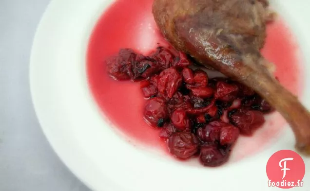 Canard Rôti Lentement Avec Sauce Aux Cerises Aigres Épicées